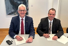 Unterzeichnung der Leitstellenkooperation der Landkreise Diepholz und Verden durch Landrat Cord Bockhop (links) und Landrat Peter Bohlmann (rechts)